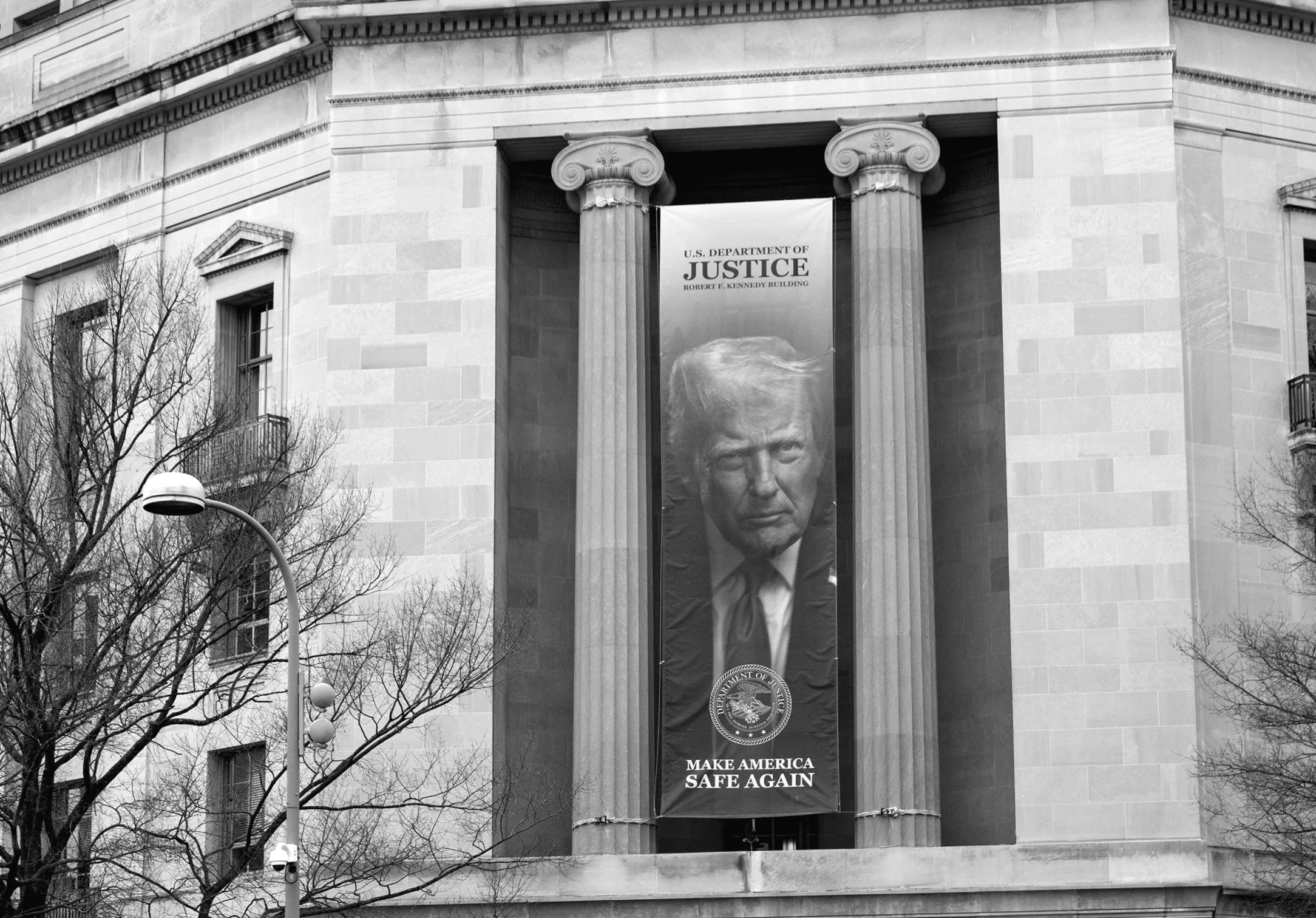 Адміністрація Трампа відмовляється від скасування судових позовів проти фірм, пов'язаних з демократами.