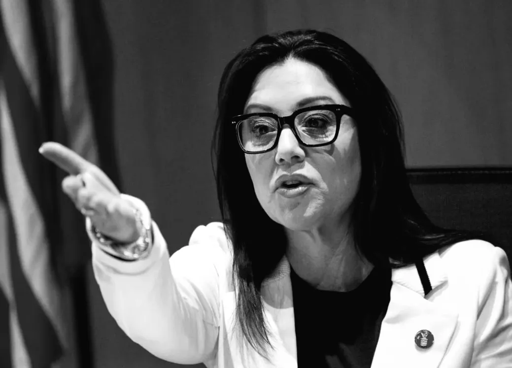 Чиновниця уряду Трампа взяла підлеглих з собою в стрип-клуб та зберігала алкоголь в столі: звіт.