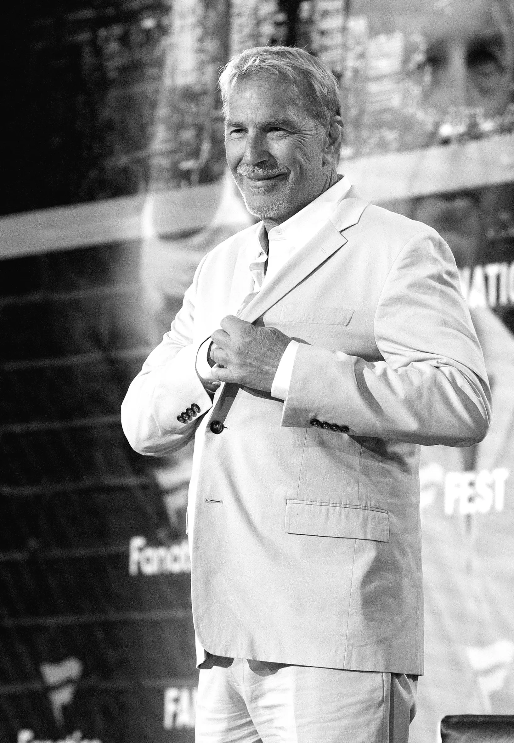 Кевін Костнер, зачеплений кар'єрними труднощами через відсутність пропозицій на головні ролі.