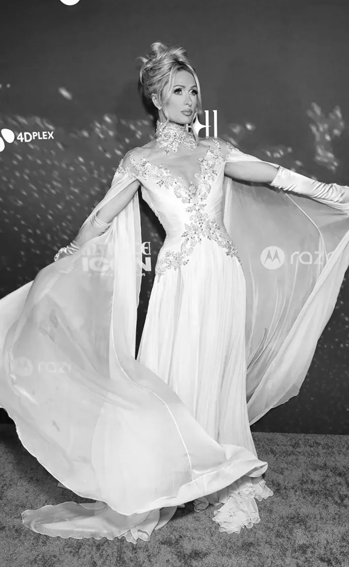 Паріс Хілтон у вбранні, нагадує принцесу, на червоній доріжці зі своїми дітьми