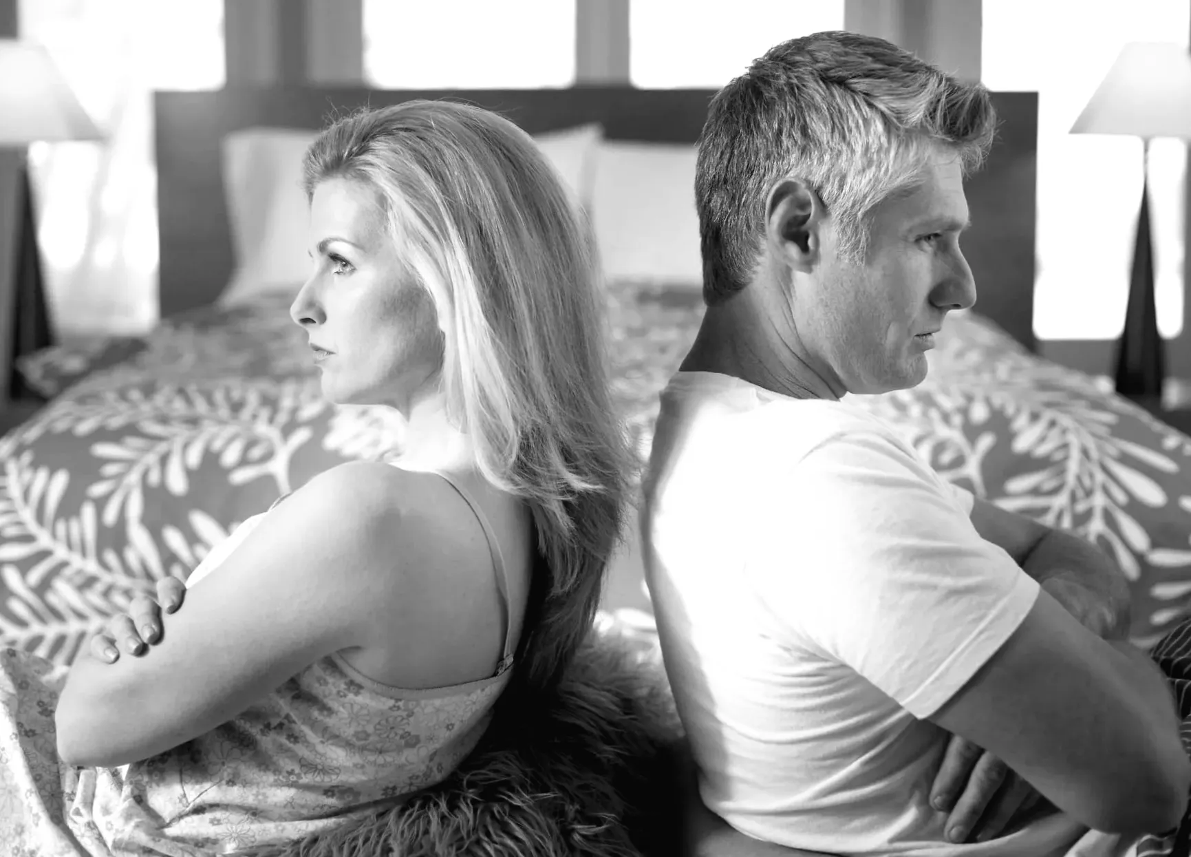 Дорога Ебі: Чоловік намагається контролювати мене перед друзями.