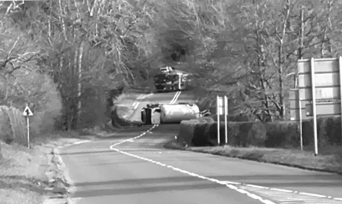 Водії попереджені про затримки через аварію з бензовозом