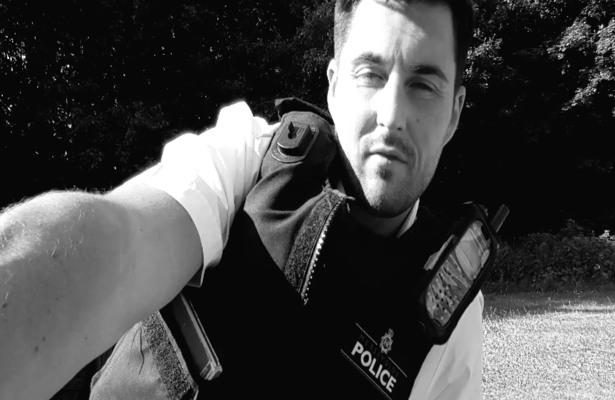 Поліцейський робив селфі під час охорони місця вбивства