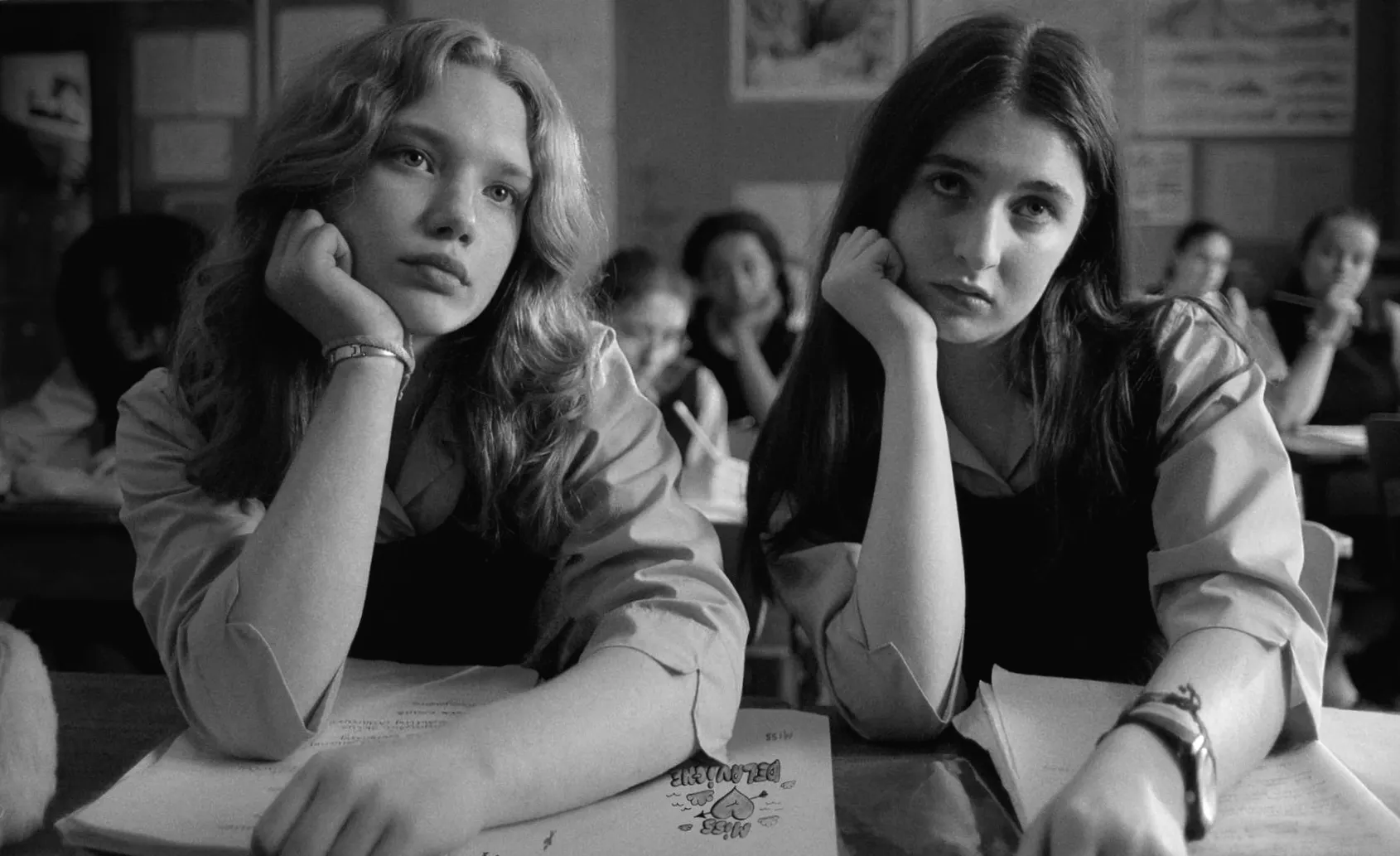 Екстра географічний огляд - ніжний та колючий дебют дорослішання