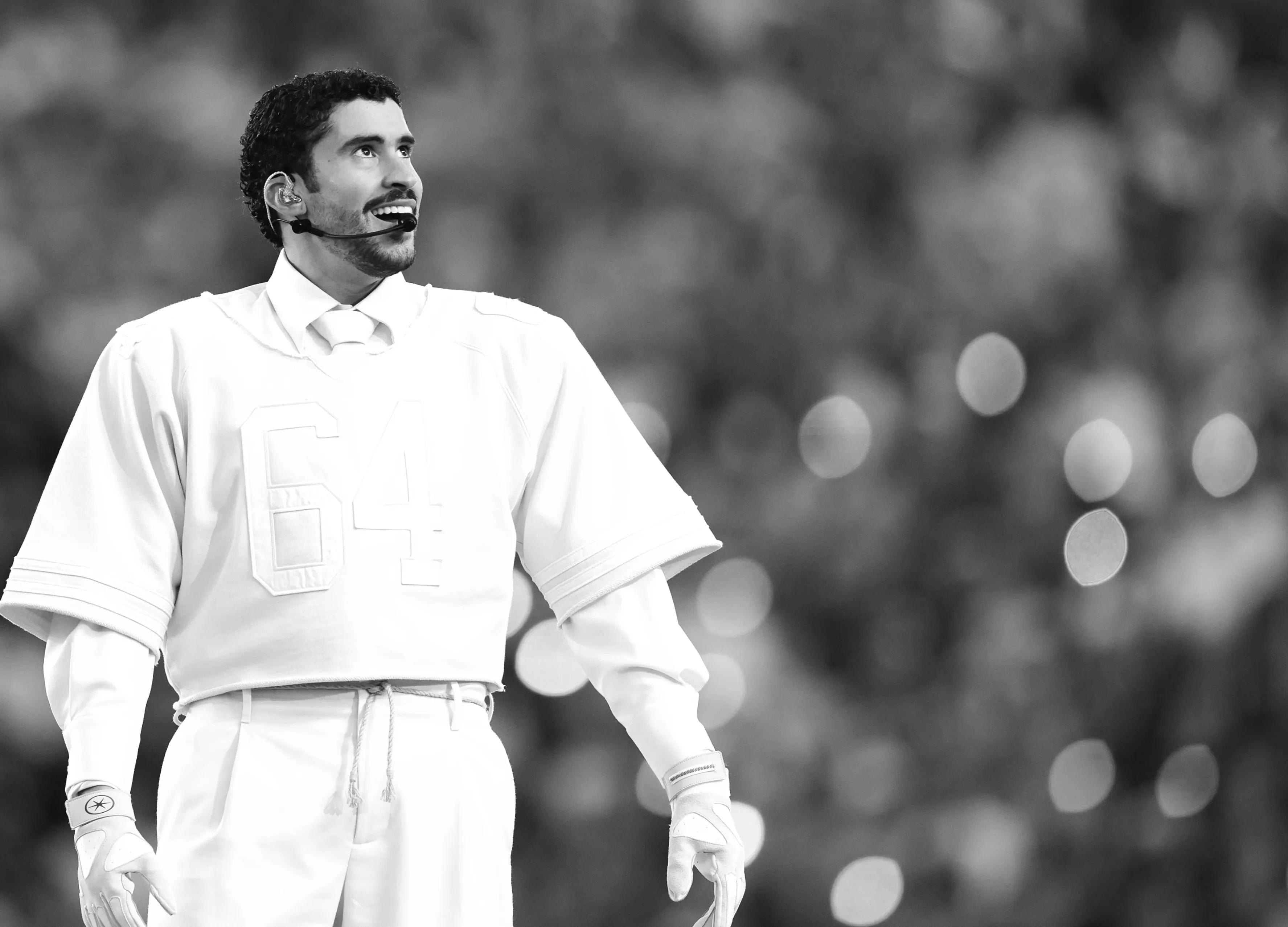 Вигляд тижня: Мінімалістичний стиль Бед Банні не відволікає від святкування Супербоулу — це було заплановано