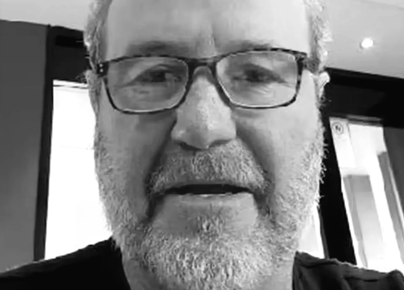 55-річний чоловік був знайдений мертвим у сміттєвому баку, його партнер підозрюється в убивстві.