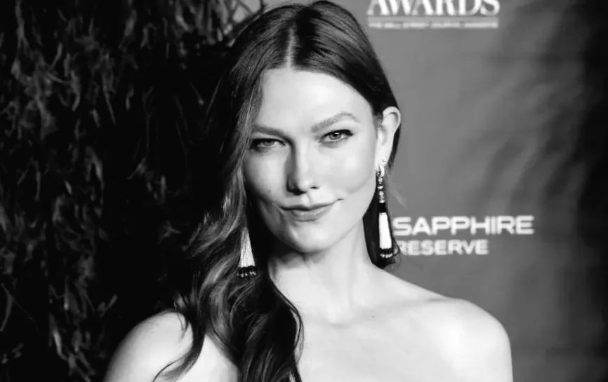 Карлі Клосс позує в боді та прозорих колготках