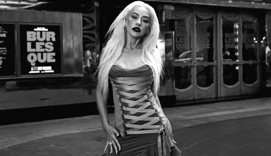 Крістіна Агілера обмінює міні-плаття на боді для виступу в Парижі