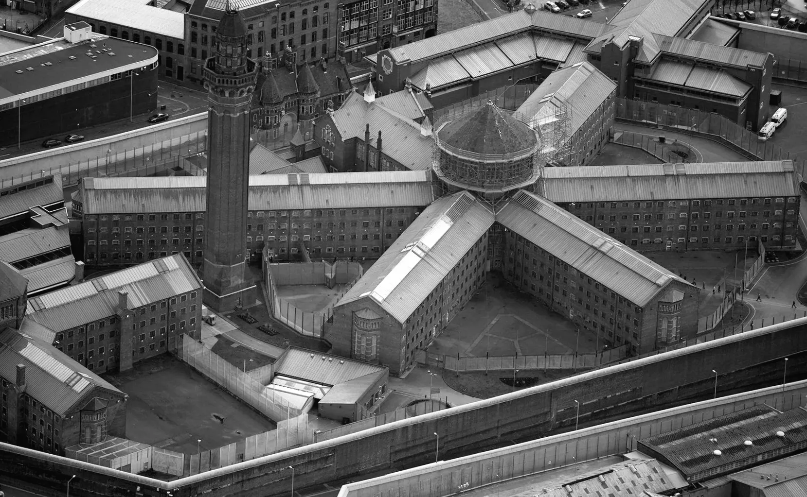 Побутові наслідки прийому наркотиків руйнують сім'ї: чоловік вкрав 600 тис. фунтів на секс і антикваріат.