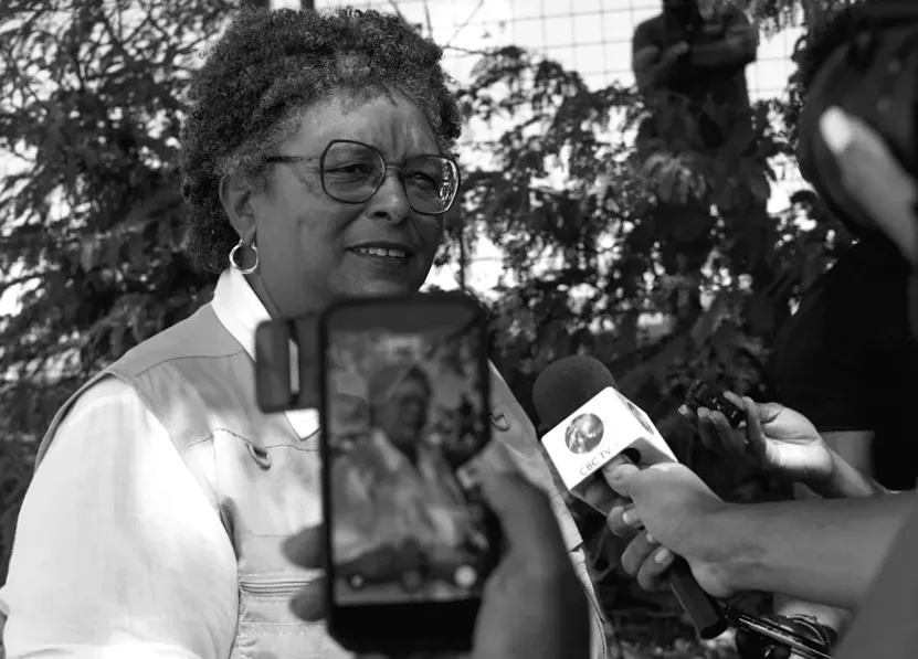 Прим'єр-міністр Барбадосу здобуває третій термін після перемоги на виборах.