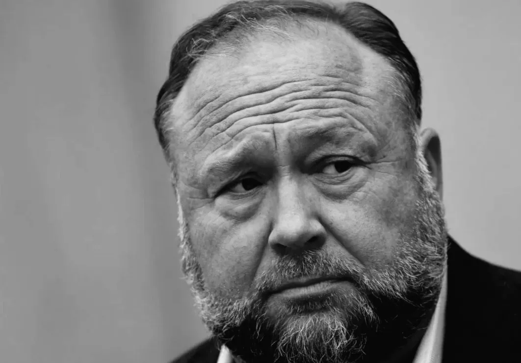 Алекс Джонс, проросійський теоретик змов звертається проти Трампа через війну з Іраном: "Америка мала бути на першому місці"