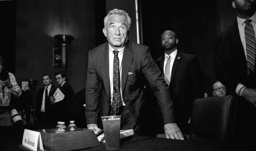 Трамп обіцяв, що РФК молодший "відновить віру в американське здравоохоронення." Після року довіри стрімко знизилося.