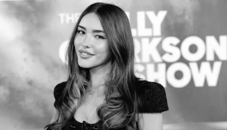 Фото Мэдисон Бир в мікрошортах з прозорою тканиною і сумісною курткою