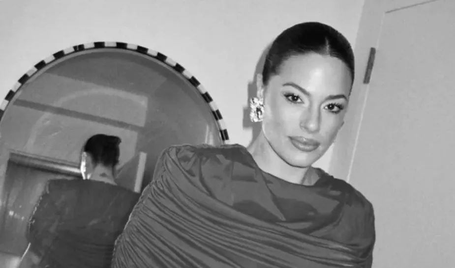 Ешлі Грейм доводить, що червоний - її колір у міні-платті.