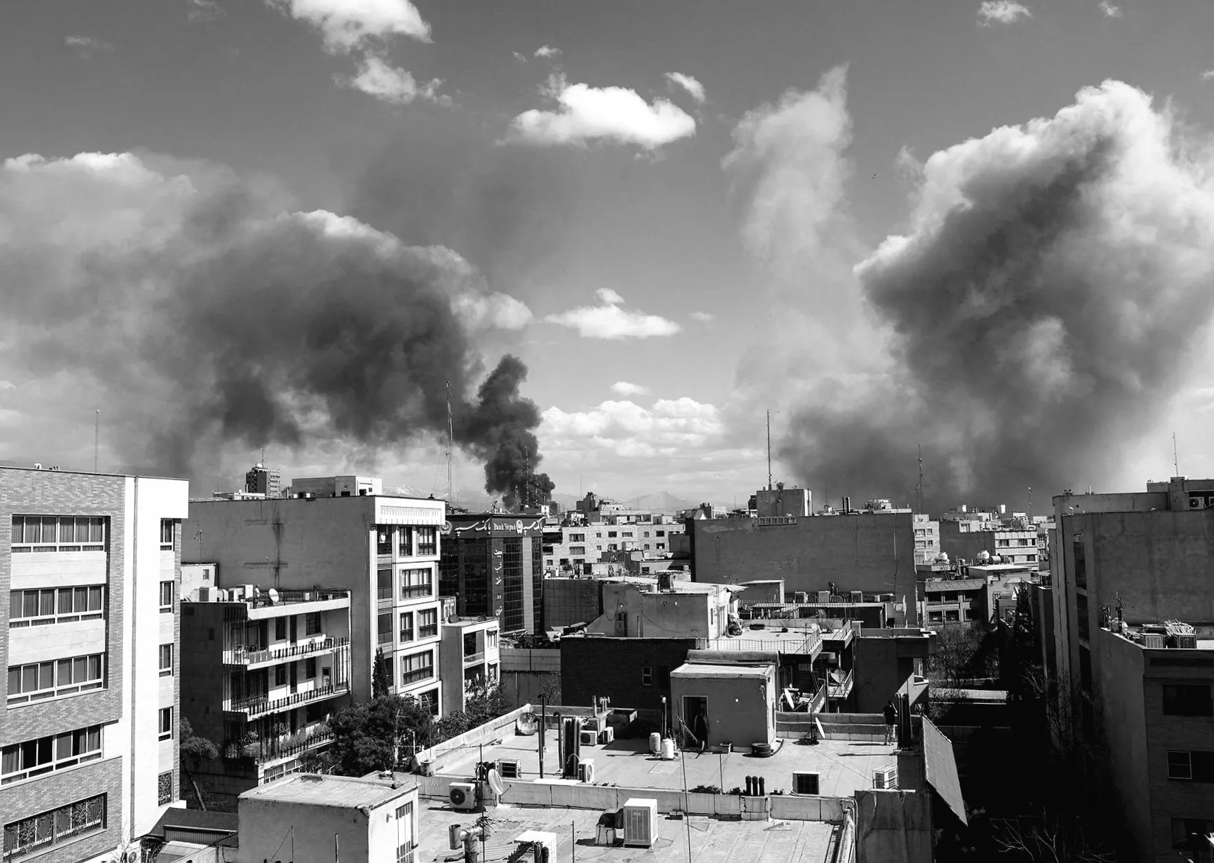 5 речей, які треба знати 2 березня: Війна з Іраном, Хаос у подорожах, Ціни на газ, Стрілянина в Техасі, Первинні вибори