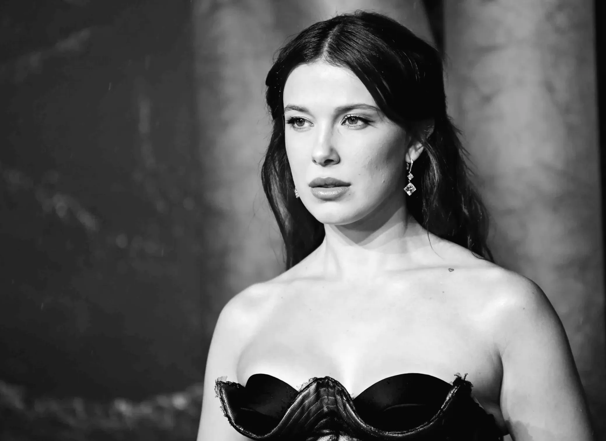 Міллі Боббі Браун у своєму найкоротшому розкутому бобі в блискучій сріблястій сукні