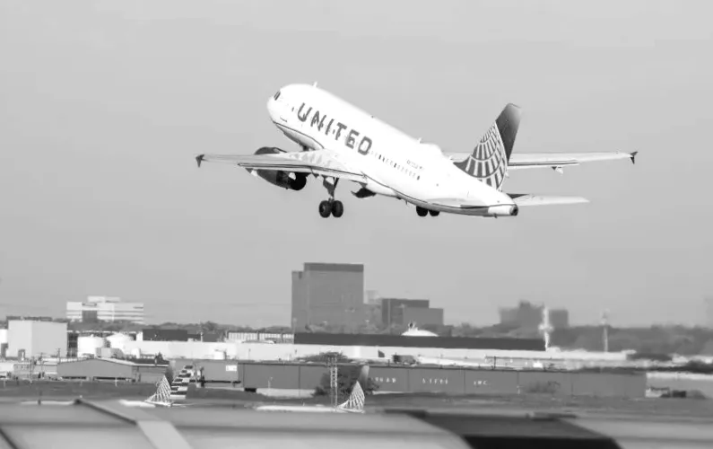 Рейс United Airlines здійснив екстрену посадку через можливий пожежу у двигуні