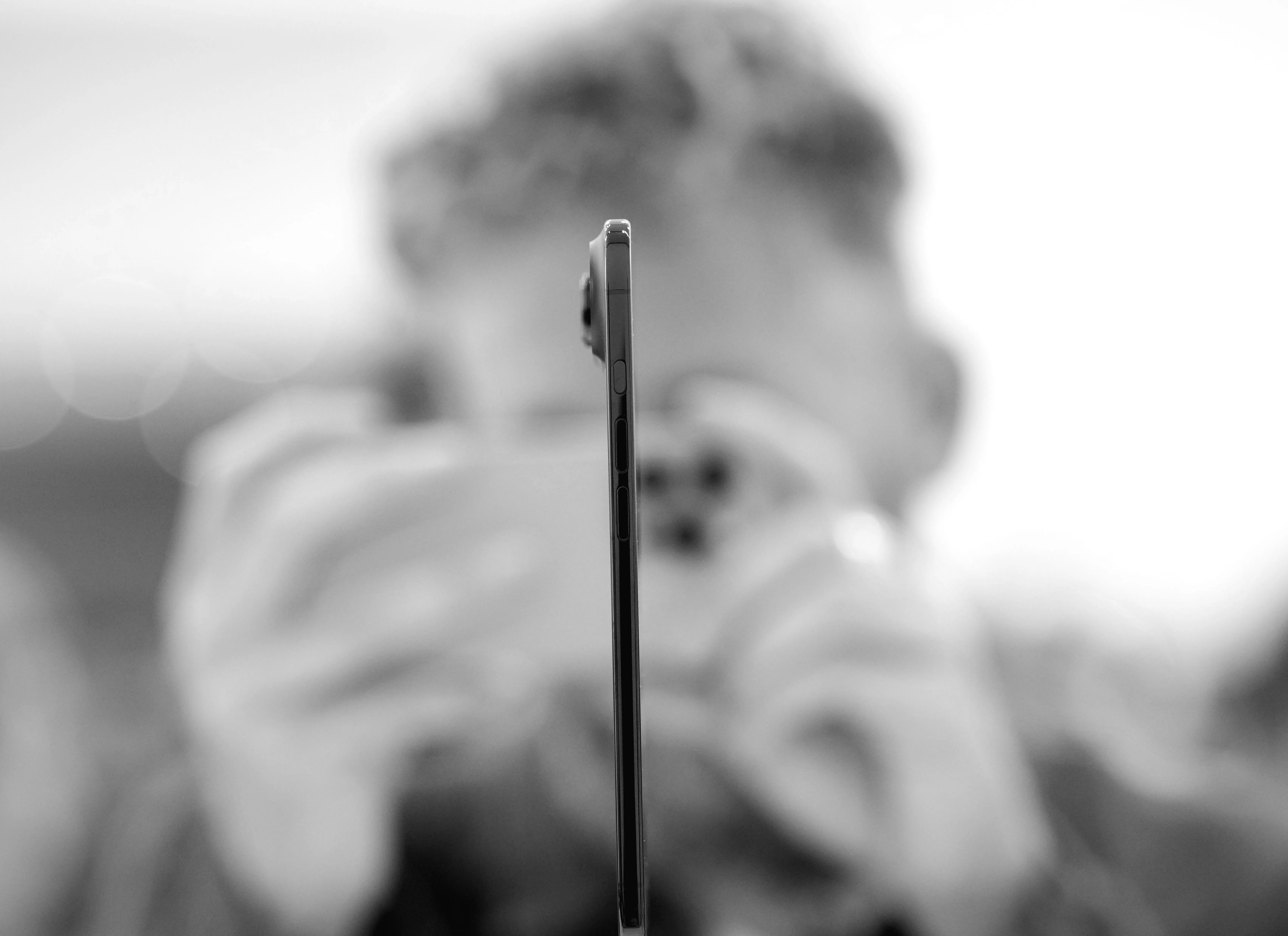 Опитування підтверджує: люди не вірять у велику ставку Apple на тонший iPhone.