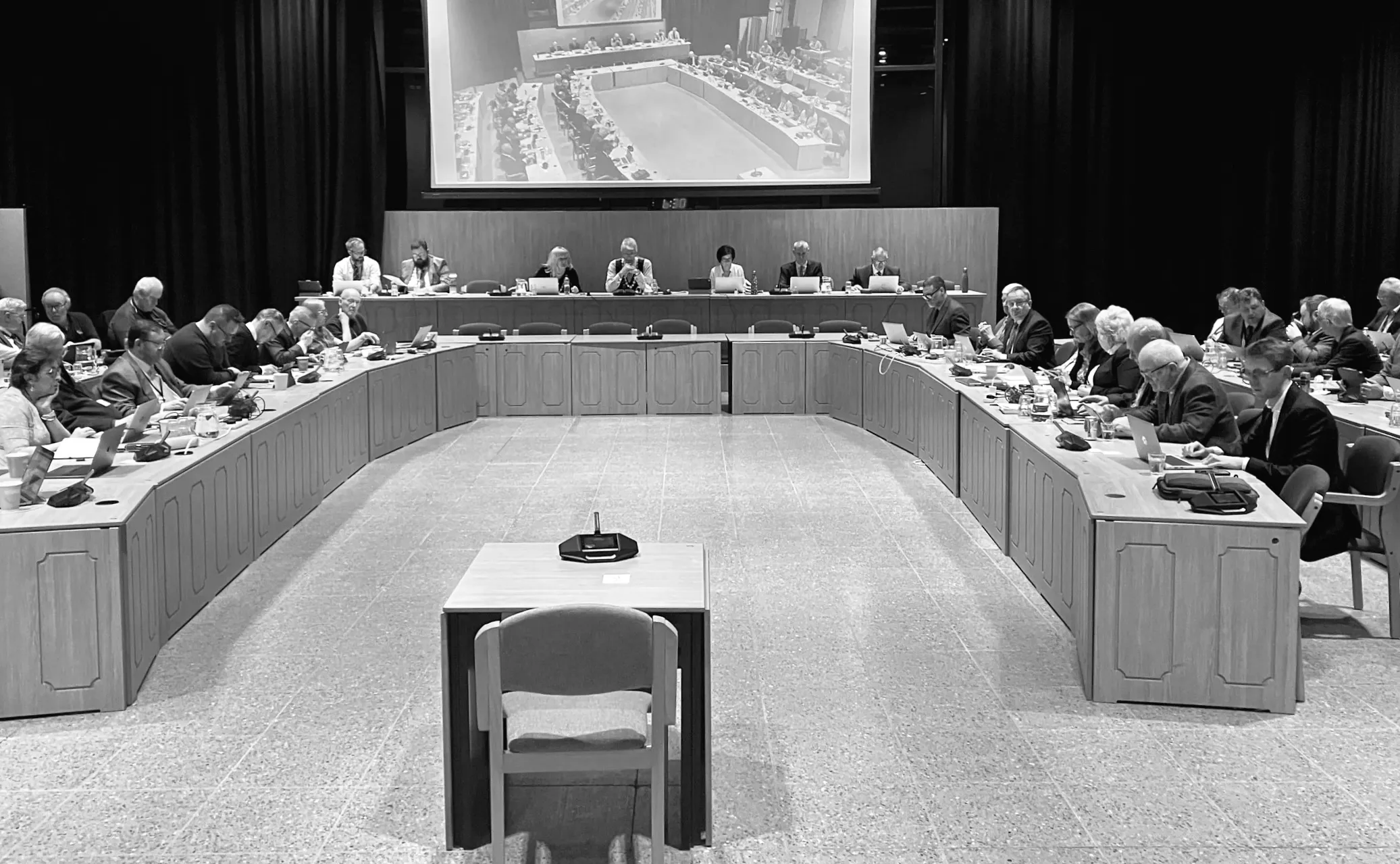 Бюджет ради погодження було прийнято з мінімальним переваженням на другій спробі