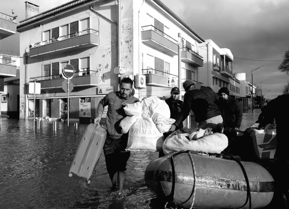 Затоплення в Португалії: 3 000 людей евакуювали, автострада обвалилася, відставка міністра внутрішніх справ.