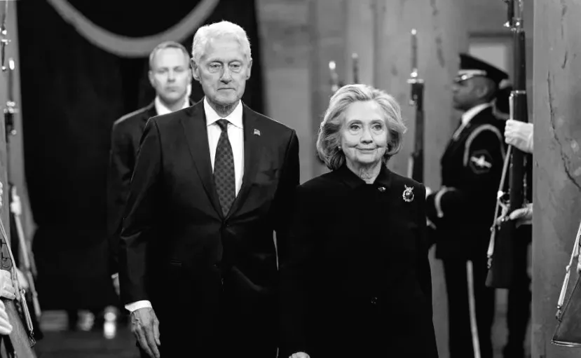 Зізнання Епштейна розкривають, що вони говорять про Клінтонів