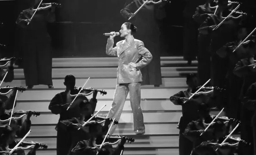 Костюм Giuseppe Di Morabito у Кеті Перрі блищить яскравіше