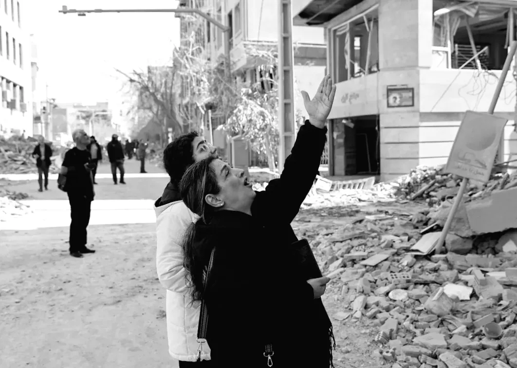 Ізраїль наростає удари по Ірану та Лівану, коли війна поширюється.