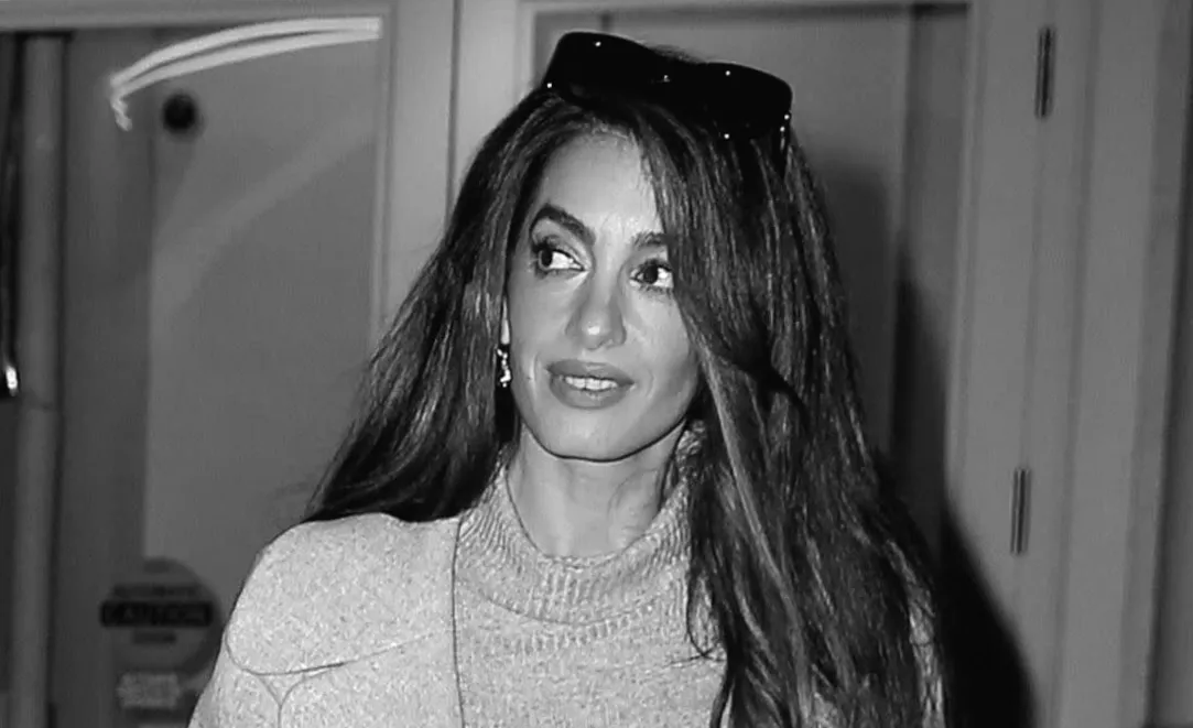 Грейдерський сарафан та черевики за коліно Амаль Клуні: ідеальний образ для зимового стилю