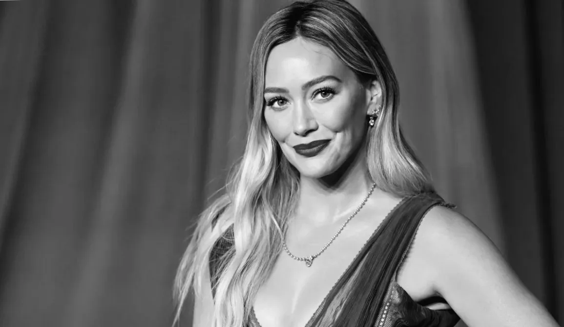 Дивіться: Hilary Duff виконує культову пісню з серіалу Ліззі МакГуая вперше