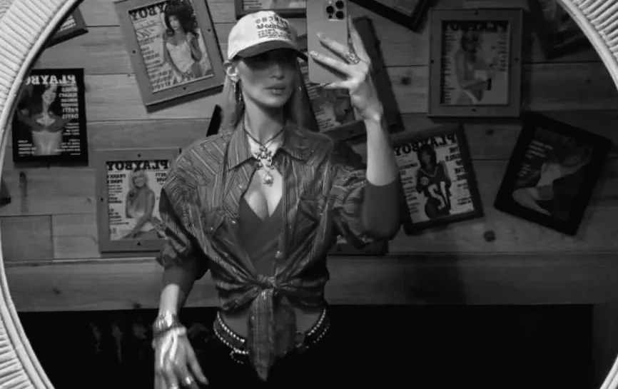 Вид Белли Хадід у топі та джинсах з натяком на талію