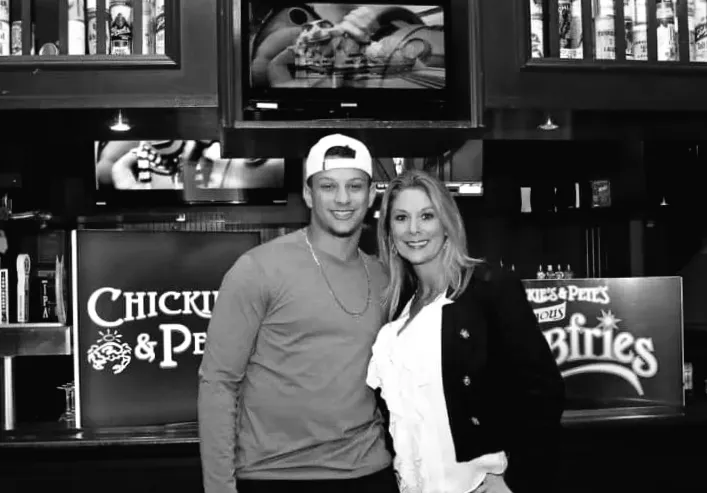 Патрік Махомес висловлює рухливе повідомлення для матері Ренді у цей особливий день після великого сюрпризу