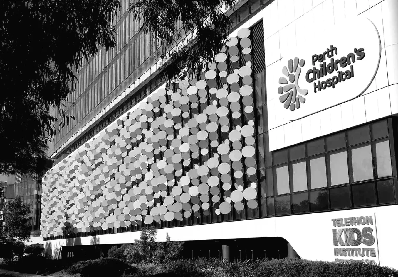 Дівчинка отримала важкі травми обличчя під час нападу собаки, граючи біля свого будинку.