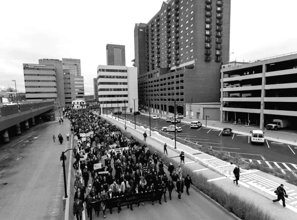 Район Лексингтону засипано листівками Ку-Клукс-Клану перед маршем в центрі на честь Мартіна Лютера Кінга.