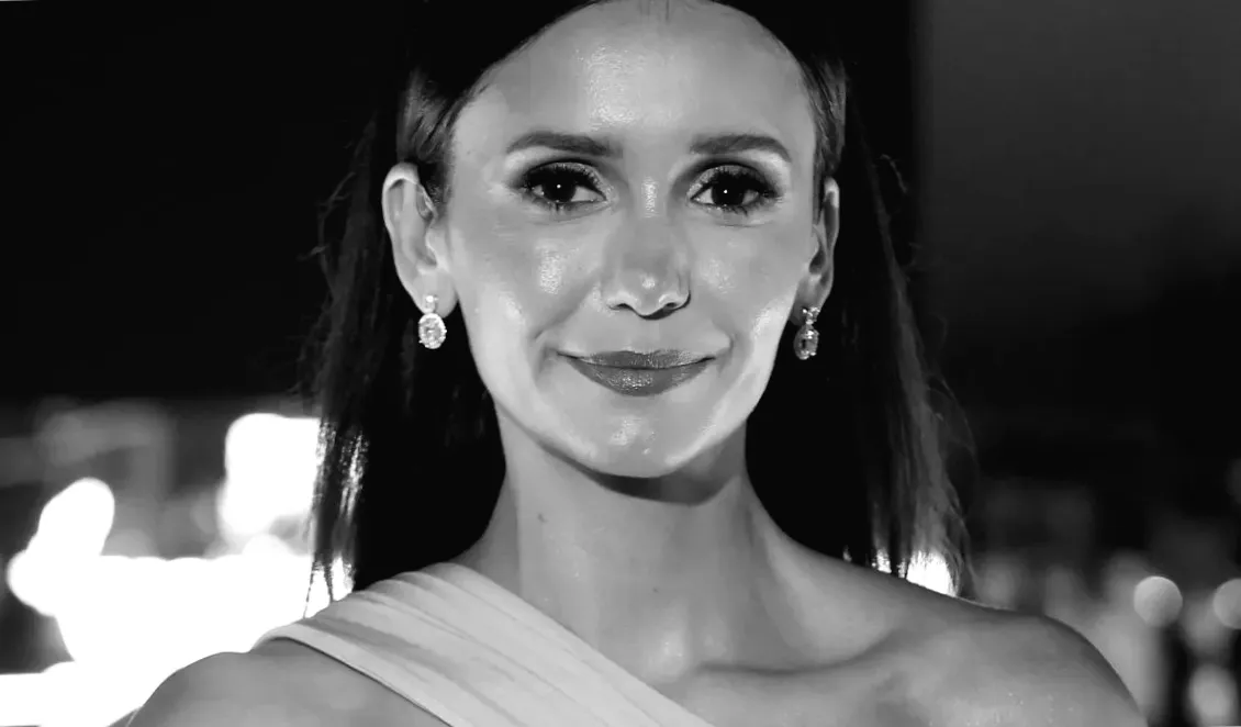 Ніна Добрев - "Сексуальне диво" в глибокому комбінезоні, святкуючи день народження зі зірками "Днів вампіра"