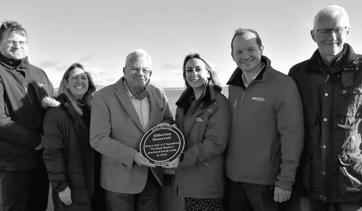 Синя меморіальна дошка вшановує роль резервуару під час Другої світової війни