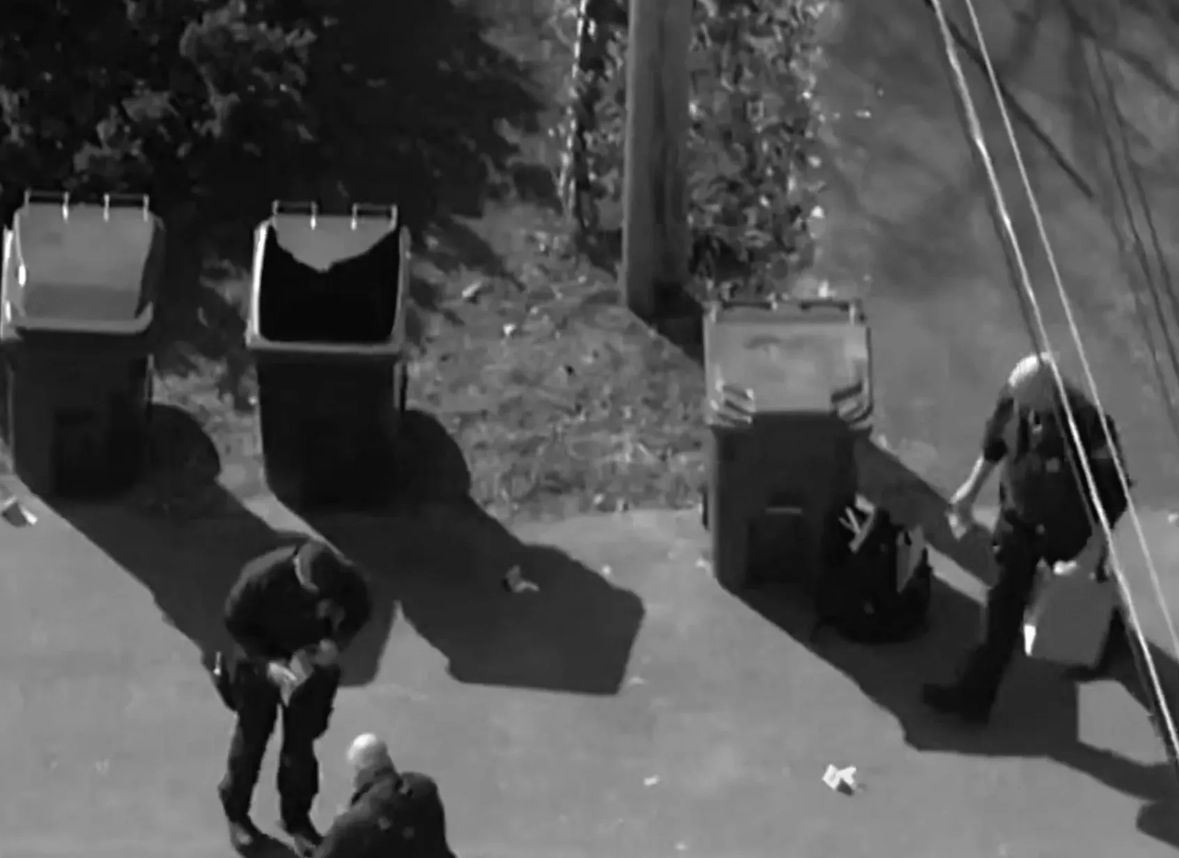 Чоловік вбиває своїх тещу та свекра, переслідує колишню, яка втікає за життям, і вбиває її