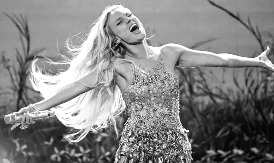 Зара Ларссон показує свої танцювальні рухи в мікро-спідниці та лифчику