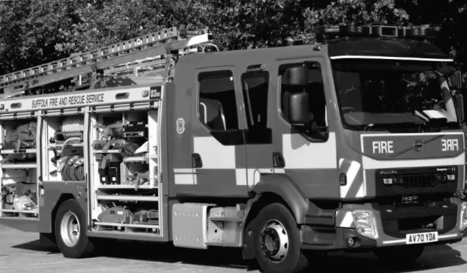 Чоловік врятований з великого пожежі у сіні, повідомляє служба.