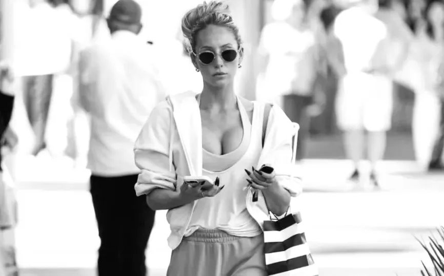 Алікс Ірл вражає в повністю прозорій блузці у новому відео