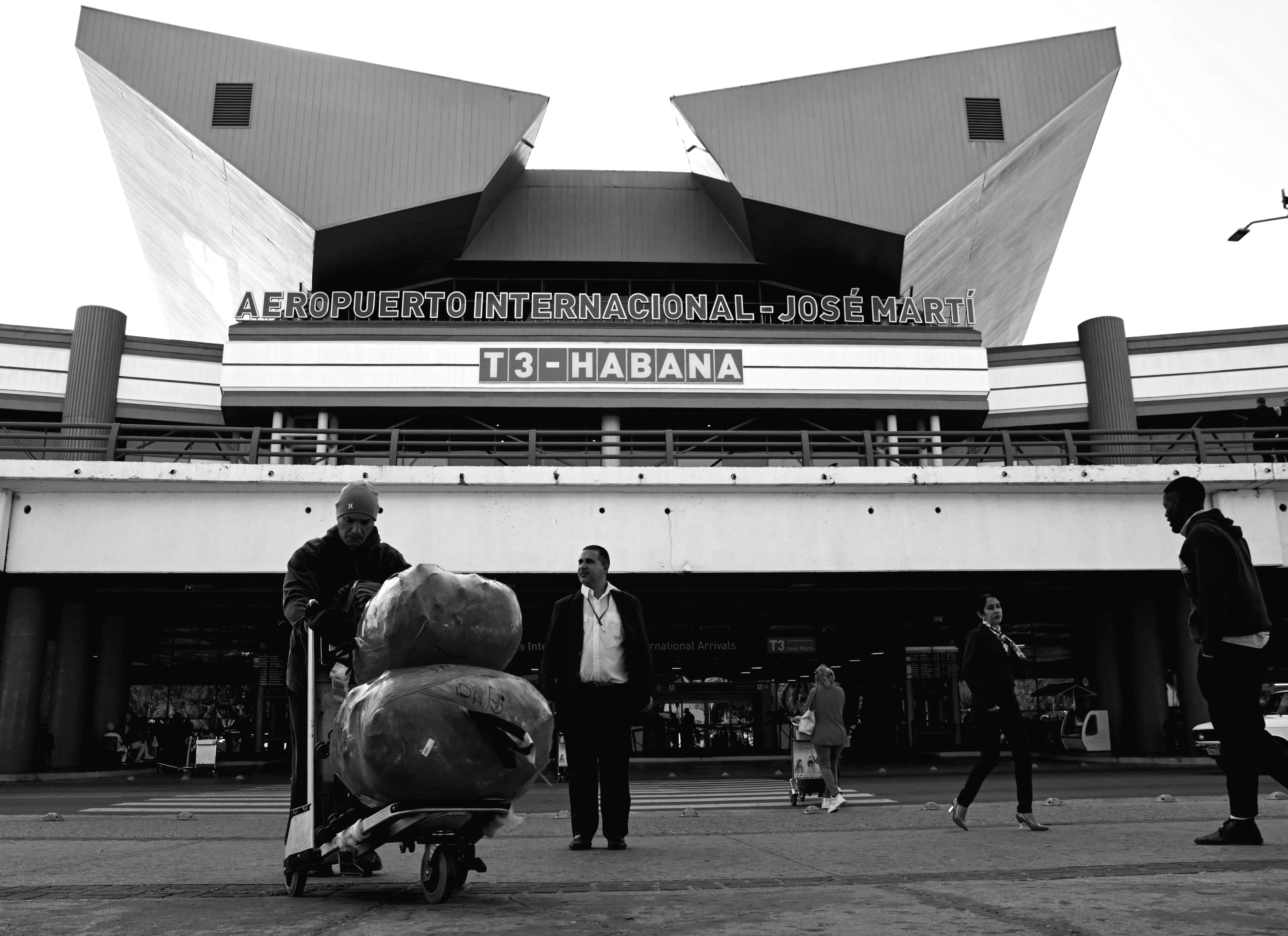 Під давлінням США у Кубі обмежується постачання нафти, авіакомпанії переглядають рейси, а Гавана раціонує медичні послуги