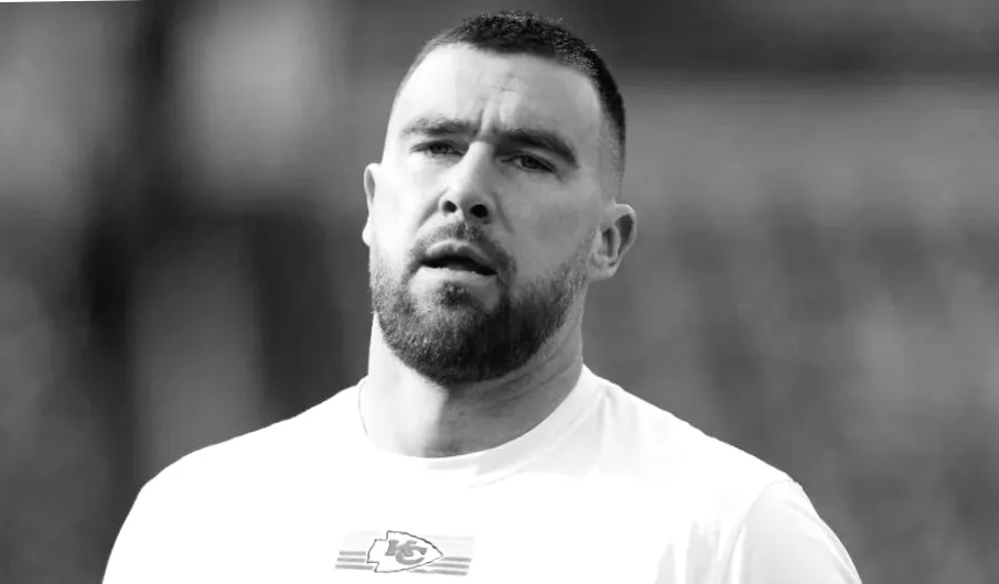 Екс-дівчина Тревіса Келсі виглядає неймовірно в стрункому бікіні