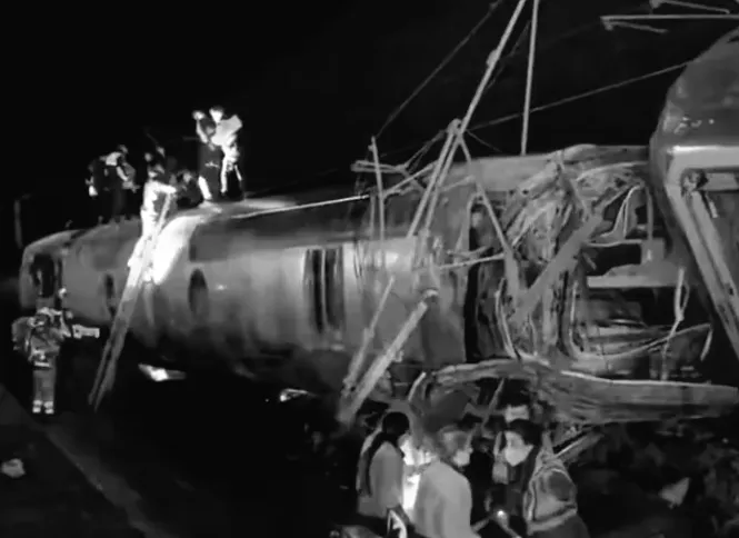 21 людина загинула, десятки - поранені в результаті зіткнення поїздів в Іспанії.