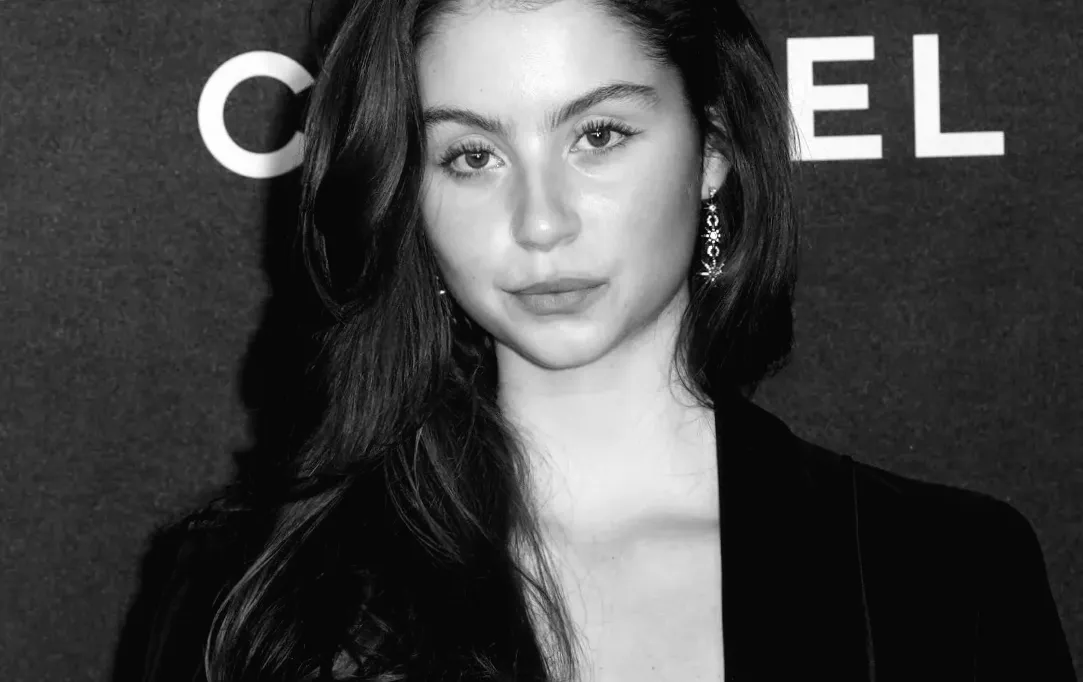 Донька Кетрін Зіта-Джонс вражає у чорній сукні під час відпочинку біля води.