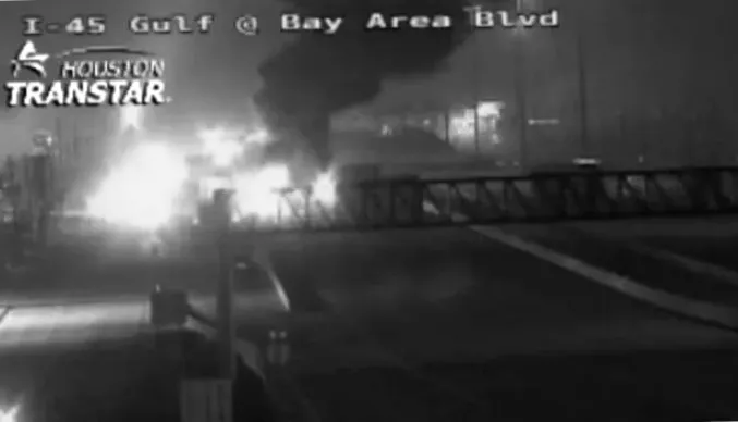 Південна смуга Gulf Freeway I-45 закрита поблизу Bay Area Blvd. через пожежу внаслідок розливу палива
