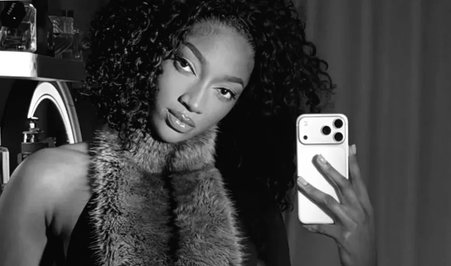 Ангел Різ вражає у котячому костюмі для фотосесії свого подкасту