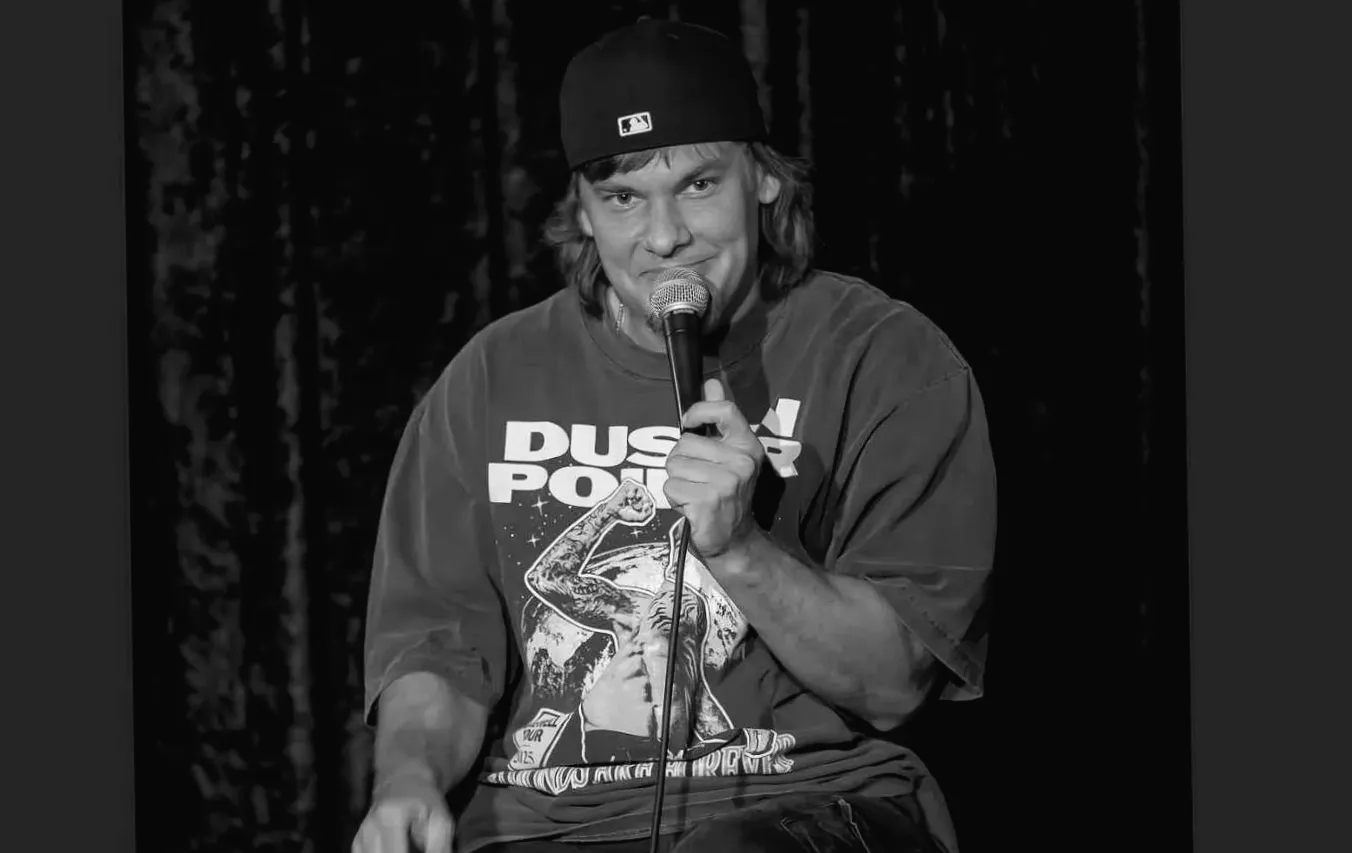 Тео фон Критикує MAGA та вибирає бік лівого конкурента Берні Сандерса