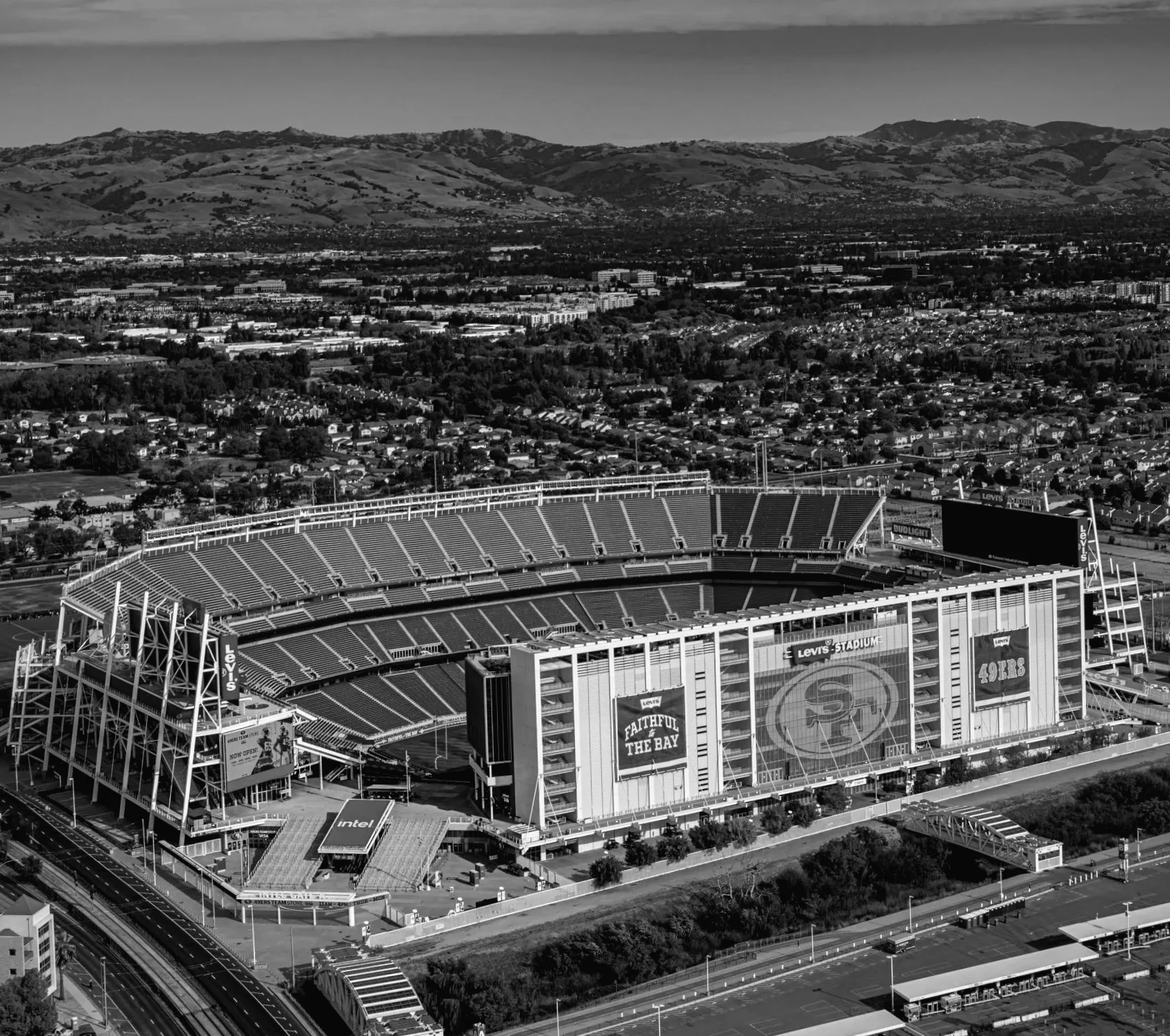 Мешканці та чиновники готуються до можливих дій ICE під час Супербоула.