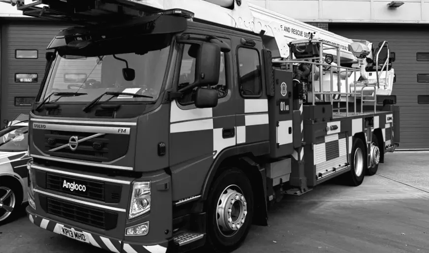 Водіїм радять уникати села через дим від пожежі.