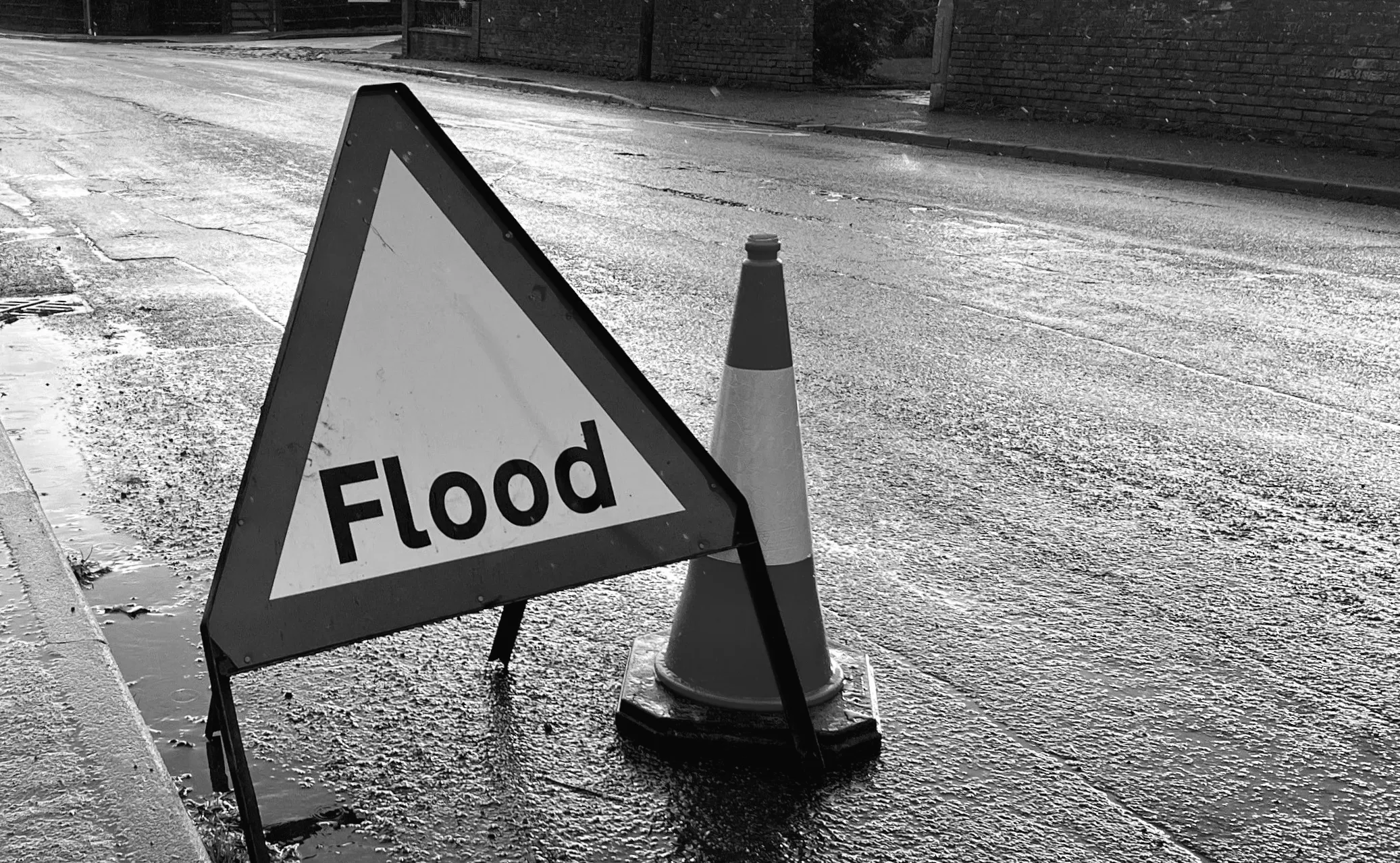 Після сильних дощів у вихідні залишаються закриті дороги