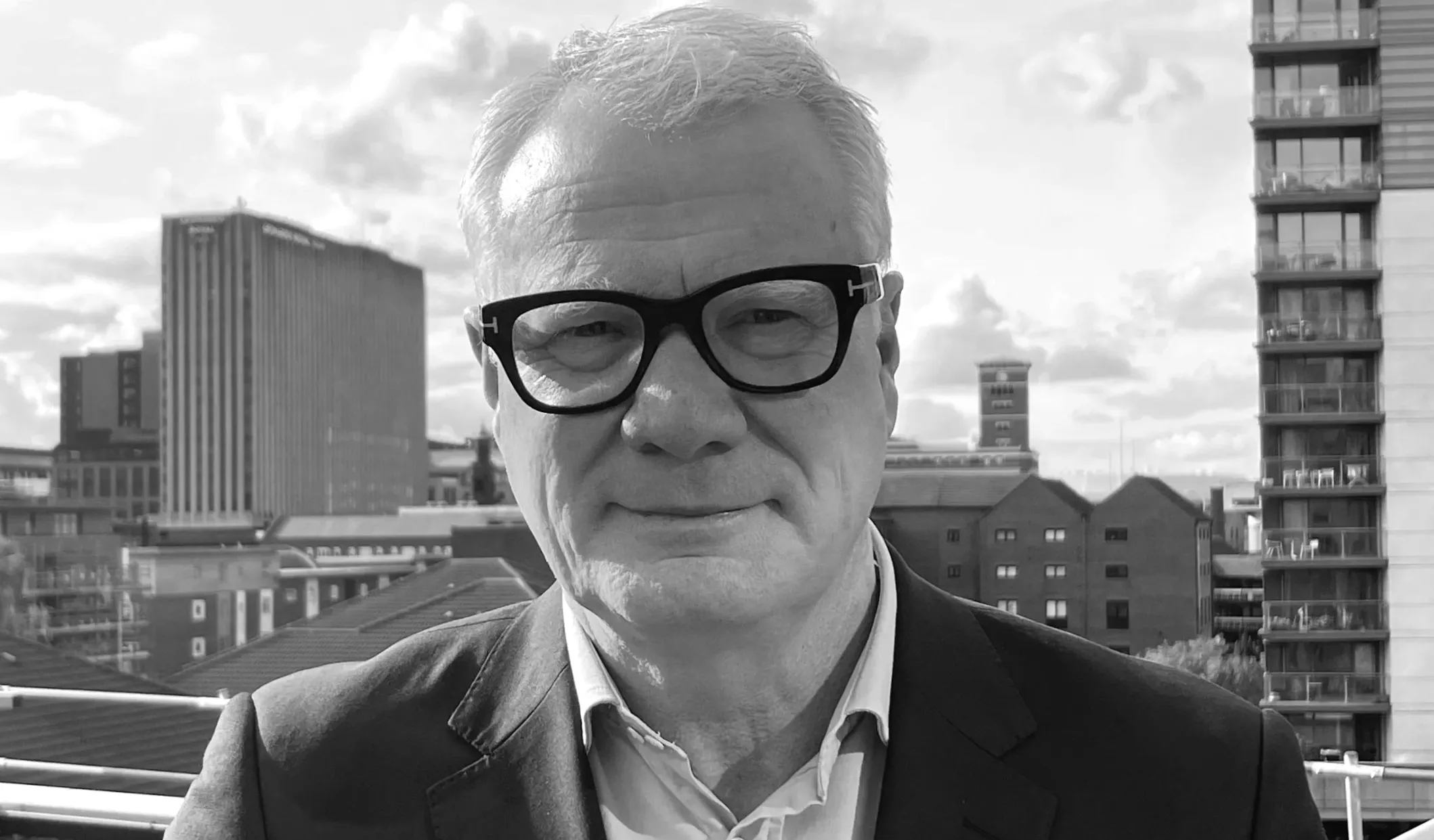 Мер оголошує про відкриття нової бази в центрі міста.